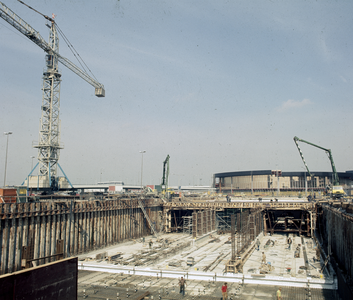 800012 Gezicht op het in aanbouw zijnde N.S.-station Schiphol te Schiphol, met op de voorgrond de tunnelbak en ...